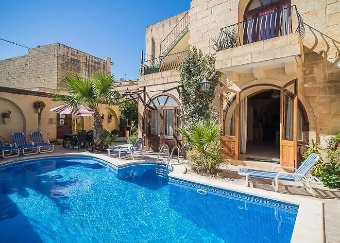 4 Bedroom Farmhouse With Private Pool