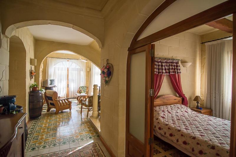 Nyaraló 4 Bedroom With Private Pool Żebbuġ