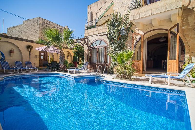 Nyaraló 4 Bedroom With Private Pool Żebbuġ